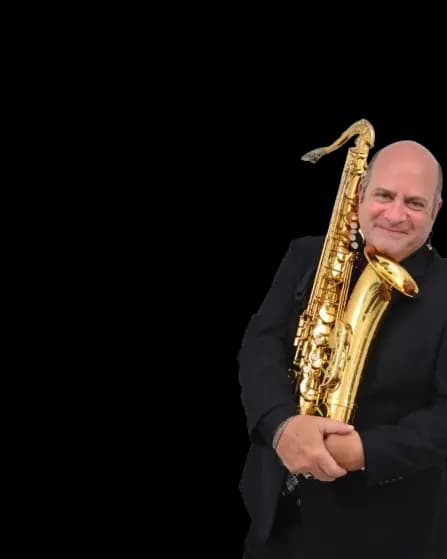 Derico Sciotti segurando um saxofone.